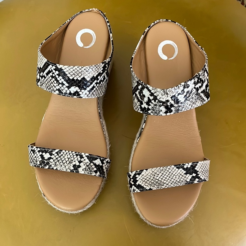 Journee Collection Alissa Slide. Size 8M. Snake skin print.